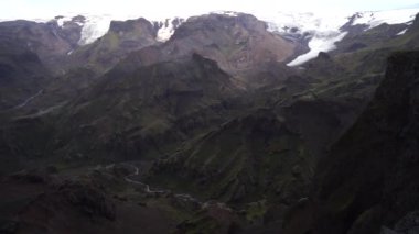 Farklı renkli katmanları, tepeleri ve tepeleri olan kanyon.