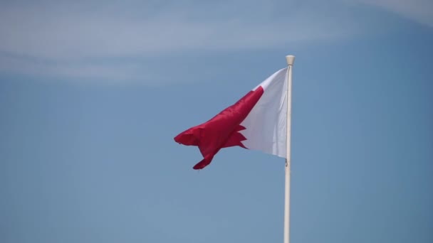 Bandeira elegante do Qatar voando no céu em um dia ensolarado brilhante em câmera lenta — Vídeo de Stock