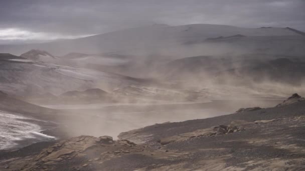 Sopečná krajina během bouře popela na turistické stezce Fimmvorduhals. Island. Až 30 mitrů za sekundu — Stock video