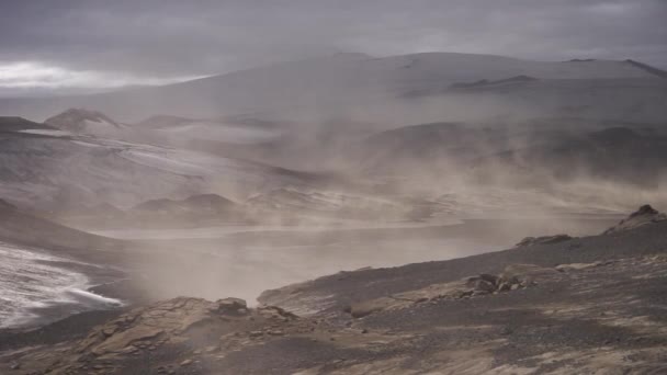 Paisaje volcánico durante la tormenta de cenizas en la ruta de senderismo Fimmvorduhals. Islandia. Hasta 30 mitras por segundo — Vídeos de Stock