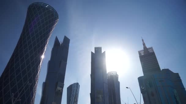 Doha, Qatar - december 2019. Wolkenkrabbers in het centrum van Doha. — Stockvideo