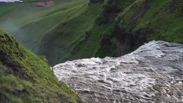 Skogafoss Wasserfall in Zeitlupe während des Sonnenuntergangs. Island — Stockvideo