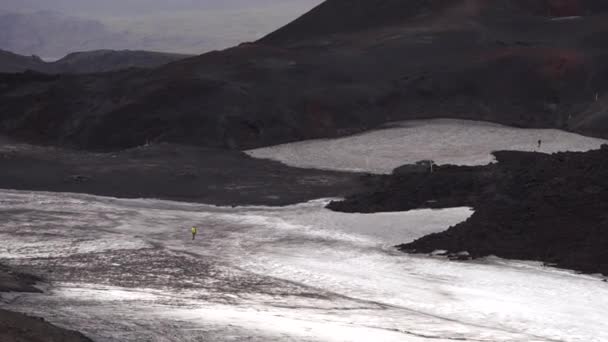 Wandelaars langs gletsjers op de Fimmvorduhals route van zomerzonnige dag, IJsland — Stockvideo