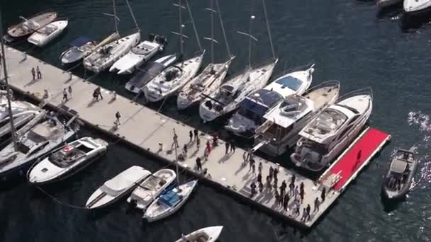 Port de Fontvieille, Monte Carlo, Mónaco, Jul 2019. Preciosos apartamentos y puerto con yates de lujo en la bahía, Monte Carlo, Mónaco, Europa — Vídeo de stock