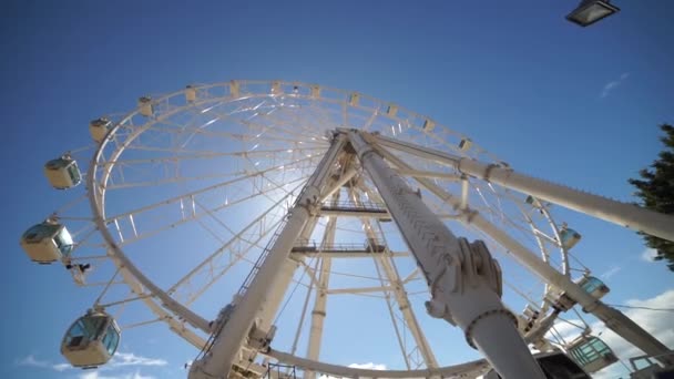 Ruské kolo na pozadí oblohy v zábavním parku. Koncept zábavy, dovolené, aktivity a karnevalu — Stock video
