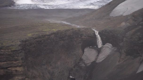 Prachtig landschap met gletsjer en waterval op de Fimmvorduhals route van zomerzonnige dag, IJsland — Stockvideo