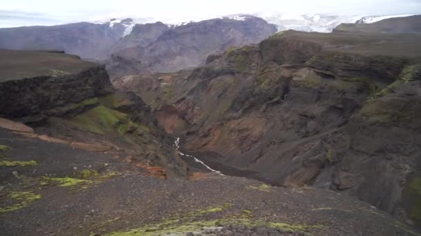 Schlucht und Berggipfel während des dramatischen und farbenfrohen Sonnenuntergangs auf dem Fimmvorduhals-Wanderweg bei Thorsmork — Stockvideo