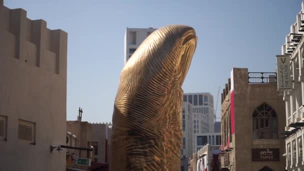 卡塔尔多哈- 2020年1月：在Souq Waqif雕塑成大拇指形状的Le Pouce. — 图库视频影像