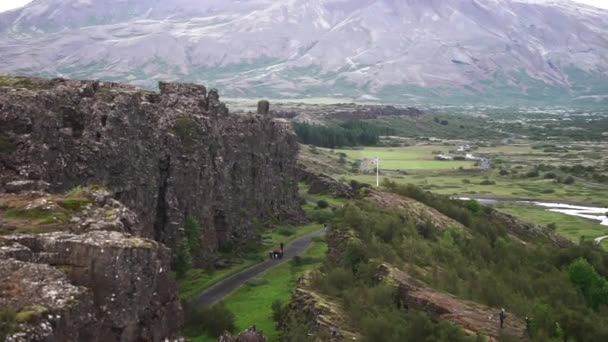 Τα γκρεμισμένα βράχια στο εθνικό πάρκο Thingvellir — Αρχείο Βίντεο
