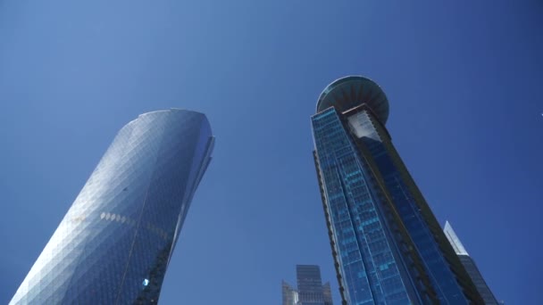 Doha, Qatar - december 2019. Wolkenkrabbers in het centrum van Doha. — Stockvideo