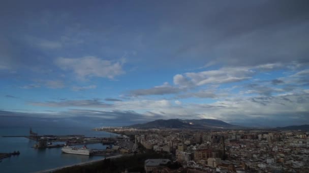 Vista panorâmica da paisagem urbana de Málaga e do porto a partir do topo — Vídeo de Stock