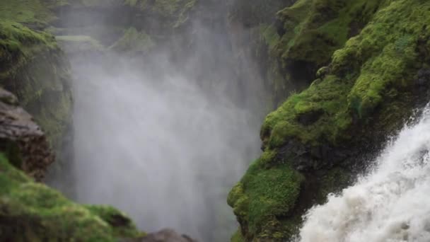 Hermosa cascada suave en Islandia en la ruta de senderismo Fimmvorduhals en cámara lenta durante la noche — Vídeos de Stock