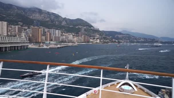 Vista desde la proa del crucero rodeado de muchos barcos atracados en Montecarlo, Mónaco . — Vídeos de Stock