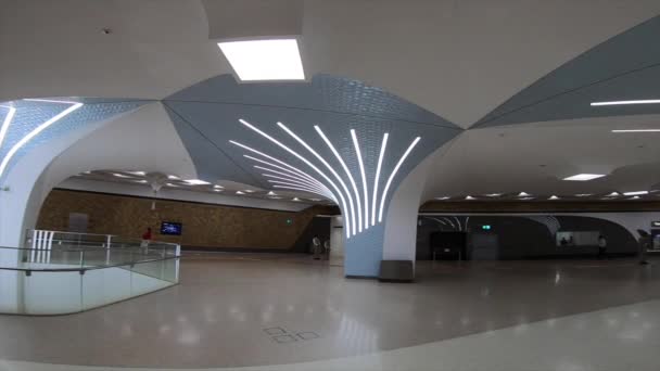Doha, Katar - Ocak 2020. Al Bidda metro istasyonunun içi.. — Stok video
