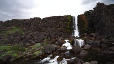 Thingvellir Ulusal Parkı, İzlanda 'da Oxararfoss Şelalesinin Yavaş Çekimi