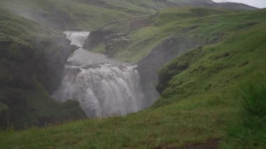 İzlanda 'da güzel, pürüzsüz şelale yürüyüş yolunda Fimmvorduhals yavaş çekimde akşam boyunca 