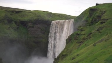 Gün batımında yavaş çekimde Skogafoss şelalesi. İzlanda