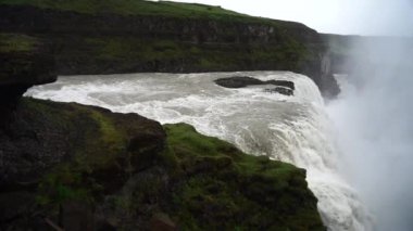 Bulutlu bir günde Gulfoss Şelalesi. İzlanda. Yavaş Hareket