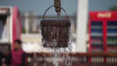 Al Fanar binalarının önündeki eski çeşme yavaş çekimde, Souq Waqif, Doha, Katar 'da..