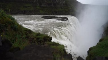 Bulutlu bir günde Gulfoss Şelalesi. İzlanda. Yavaş Hareket