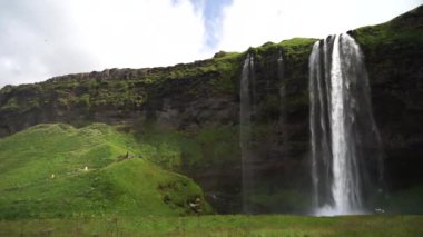 Yaz boyunca yavaş çekimde güzel şelale Seljalandsfoss. İzlanda