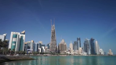 Doha, Katar - Aralık 2019. Doha 'nın şehir merkezinde gökdelenler.