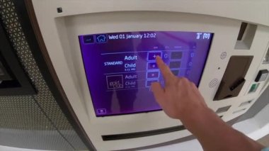 Katar 'ın Doha kentindeki Metro İstasyonu' ndan bilet alan kişi - Ocak 2020