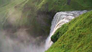 Gün batımında yavaş çekimde üstten Skogafoss şelalesi. İzlanda