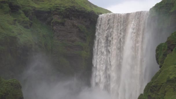 Водоспад Скогафос сповільнюється під час заходу сонця. Ісландія — стокове відео