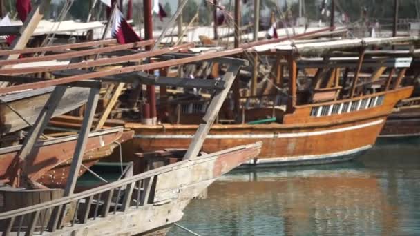 Bateau de pêche traditionnel amarré à quai long avec de l'eau bleue calme — Video