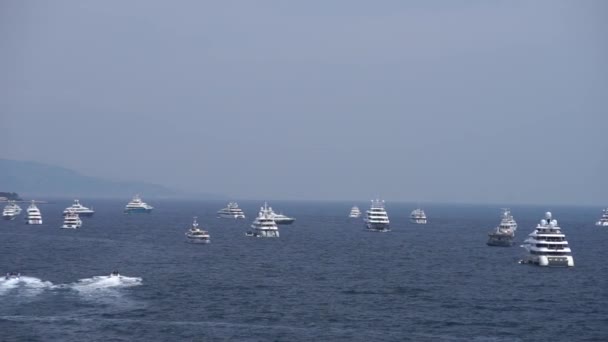 Mónaco, Francia. Jun 2019. muchos barcos de motor y veleros en el mar — Vídeos de Stock