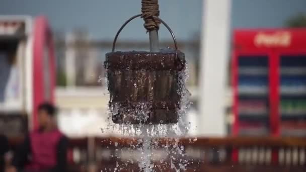 Oude bron in de voorkant van Al Fanar gebouwen in slow motion, gelegen in Souq Waqif, Doha, Qatar. — Stockvideo