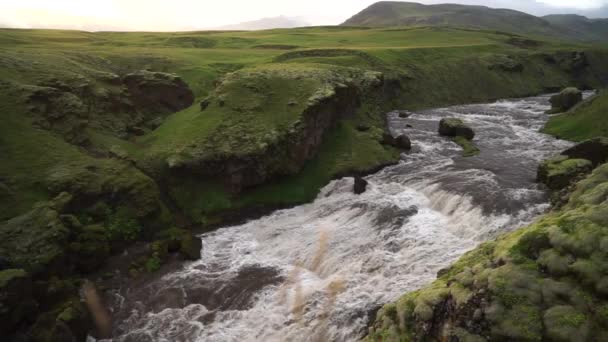 아이슬란드의 푸른 협곡에서 서서히 흐르는 강물. — 비디오