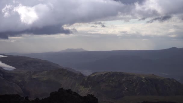 Kaňon a vrchol hory během dramatického a barevného západu slunce na turistické stezce Fimmvorduhals poblíž Thorsmorku — Stock video