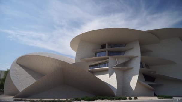 Doha, Qatar - 02 januari 2020: Utsikt över Qatars nationalmuseum med blå himmel. — Stockvideo