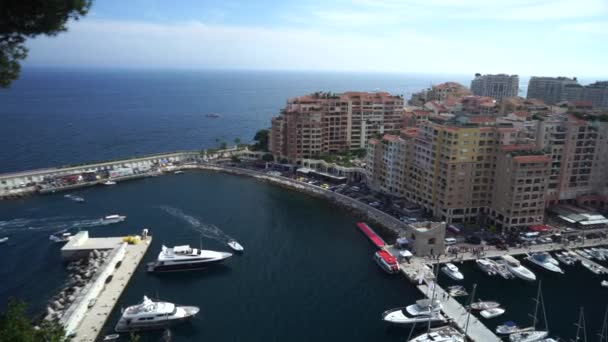 Apartamentos preciosos e porto com iates de luxo na baía, Monte Carlo, Mônaco, Europa — Vídeo de Stock