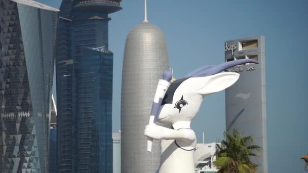 Doha Qatar enero 2020. cabra olímpica con skycreapers en el fondo en la corniche centro de la ciudad — Vídeos de Stock