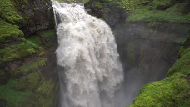 Schöner glatter Wasserfall in Island auf dem Wanderweg Fimmvorduhals am Abend in Zeitlupe — Stockvideo