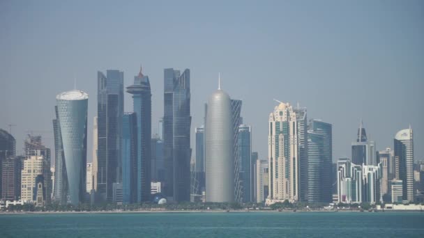 Panoramablick auf die moderne Skyline von Doha. Katar an sonnigem Tag — Stockvideo