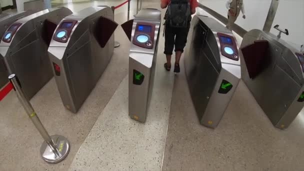 Доха, Катар - январь. 2020 год. Мужчины, проходящие через турникеты в интерьере станции метро Al Bidda — стоковое видео