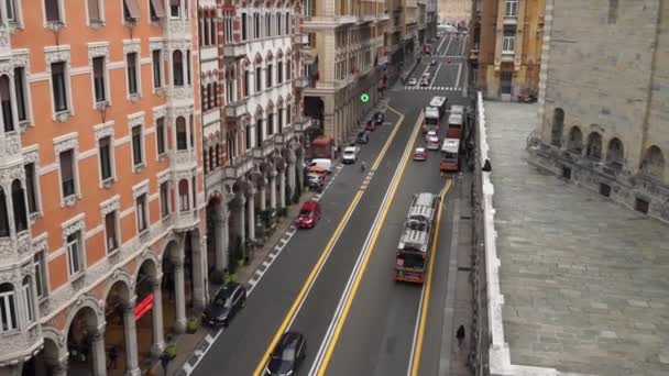 Génova, Génova, Italia - abril 2019: Encantadoras calles de Génova, Italia. Antigua ciudad famosa de Italia, con hermosa arquitectura, casas, techos, edificios — Vídeo de stock