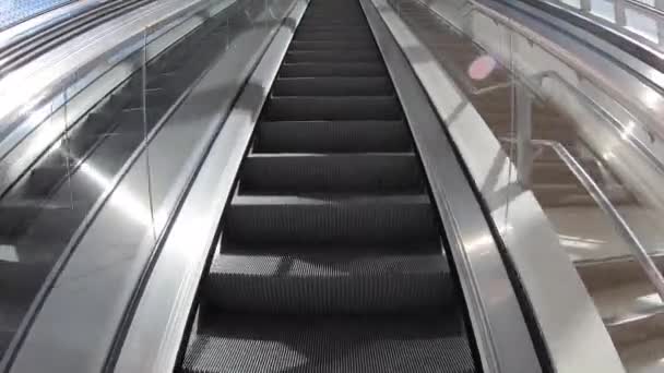 Doha, Qatar - januari 2020. Het interieur van het Al Bidda metrostation. — Stockvideo