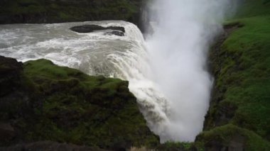 Bulutlu bir günde Gulfoss Şelalesi. İzlanda. Yavaş Hareket