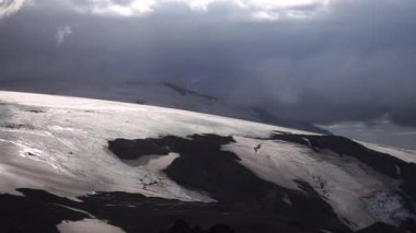 Gün batımında, İzlanda 'da, Fimmvorduhals yolunda buzul manzarası