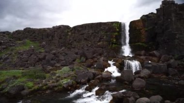 Thingvellir Ulusal Parkı, İzlanda 'da Oxararfoss Şelalesinin Yavaş Çekimi