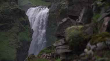 İzlanda 'da güzel, pürüzsüz şelale yürüyüş yolunda Fimmvorduhals yavaş çekimde akşam boyunca 