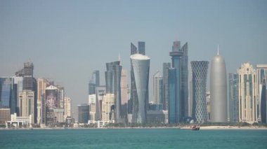 Doha 'nın modern siluetinin panoramik görüntüsü. Güneşli günde Katar