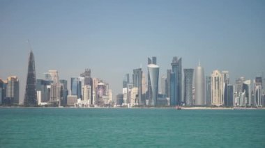 Doha 'nın modern siluetinin panoramik görüntüsü. Güneşli günde Katar