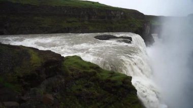 Bulutlu bir günde Gulfoss Şelalesi. İzlanda. Yavaş Hareket