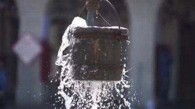 Al Fanar binalarının önündeki eski çeşme yavaş çekimde, Souq Waqif, Doha, Katar 'da..